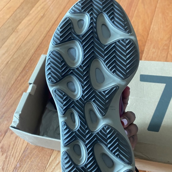 Yeezy 700 v3 fade carbon - Picture 7 of 7
